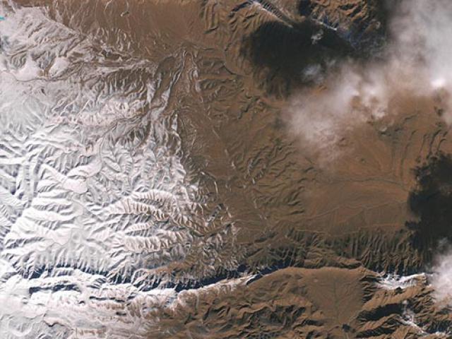 Choáng ngợp ảnh vệ tinh tuyết rơi phủ trắng sa mạc Sahara
