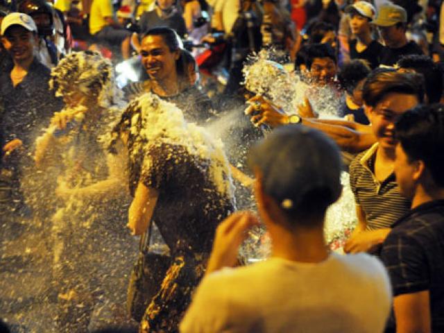 Tin tức trong ngày - Nhiều cô gái trẻ "khóc thét" vì màn "đấu tuyết" đêm Noel