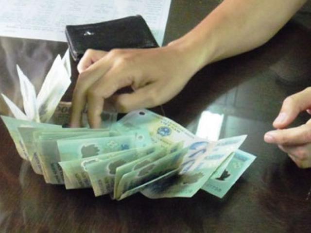 Pháp luật - Đình chỉ công tác nữ phó phòng nhận hối lộ