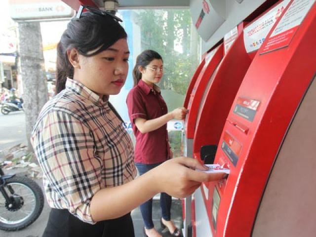 Kinh doanh - Khó tránh nghẽn ATM dịp Tết