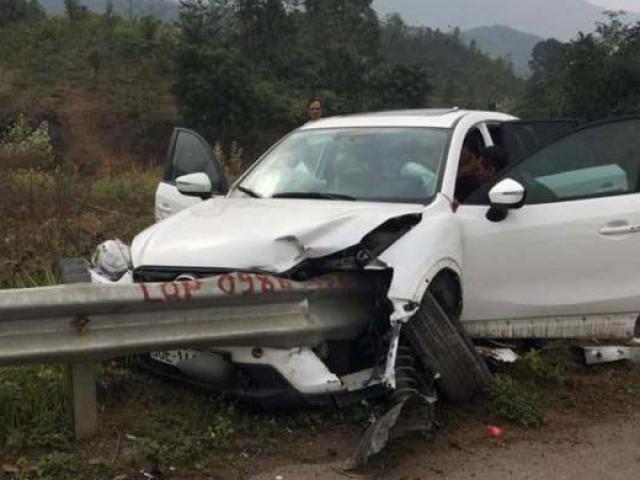 Tin tức trong ngày - Ô tô đâm xuyên lan can trên cao tốc Hà Nội- Lào Cai
