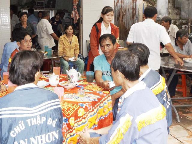 Tin tức trong ngày - Đi hái rau, ba mẹ con bị sét đánh thương vong