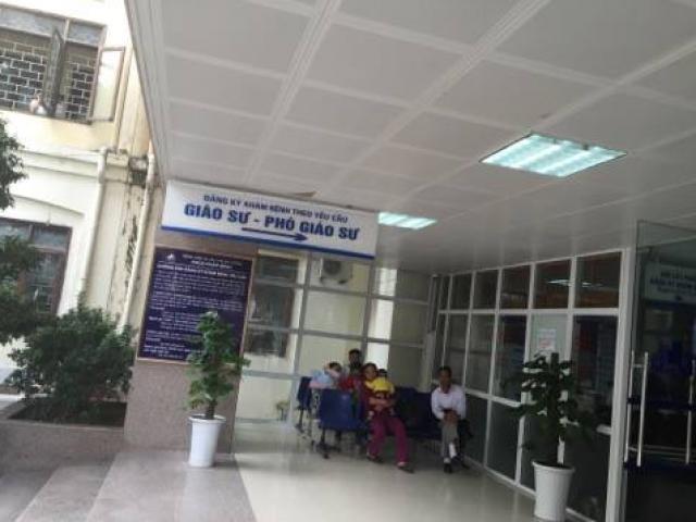 Tin tức trong ngày - Bệnh viện nhan nhản bảng phân biệt khám giáo sư, phó giáo sư