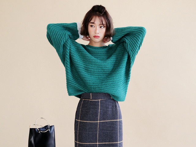 Thời trang công sở - Chưa chắc bạn đã biết hết cách mặc áo len cổ rộng