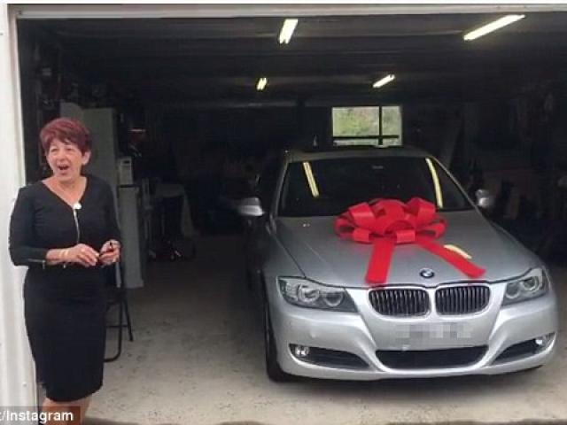 Bạn trẻ - Cuộc sống - Cảm động 2 anh em tặng sinh nhật mẹ bằng xe BMW