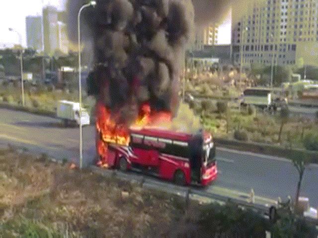 Tin tức trong ngày - Xe khách bốc cháy ngùn ngụt, 40 hành khách náo loạn tháo chạy