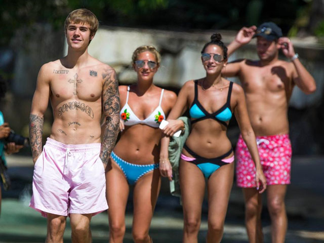 Dàn gái đẹp mặc bikini lao đến ôm Justin Bieber trên biển