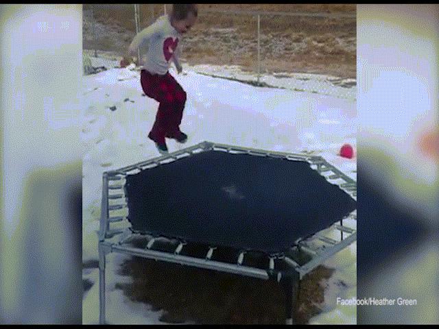 Thế giới - Video bé gái nhảy trượt bạt lò xo "hút" 25 triệu lượt xem