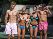 Ca nhạc - MTV - Dàn gái đẹp mặc bikini lao đến ôm Justin Bieber trên biển