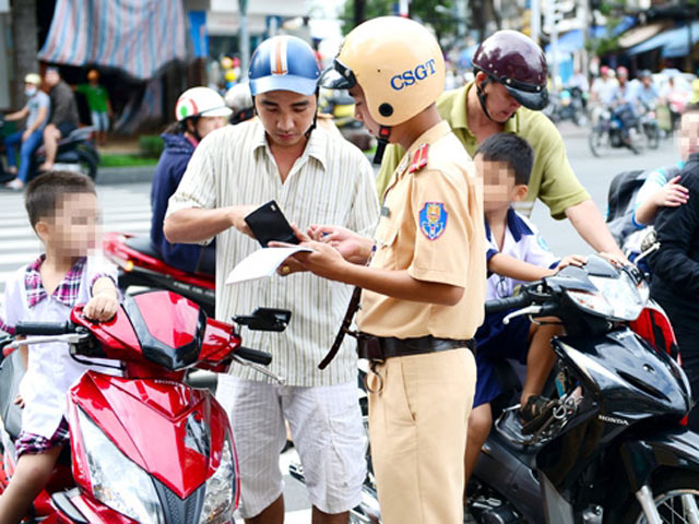 Tin tức ô tô - Sắp phạt nặng lái xe nghe điện thoại, không thắt dây an toàn