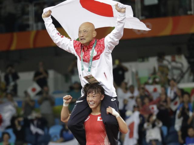 Thể thao - Ăn mừng "dị" nhất năm: Nữ đô cử "đội thầy lên cổ"