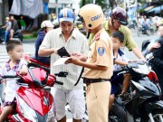 Tin tức ô tô - Sắp phạt nặng lái xe nghe điện thoại, không thắt dây an toàn