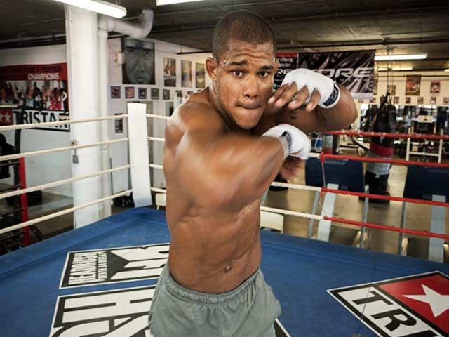 Thể thao - UFC: Tuyệt chiêu “đấm phát xong phim luôn”