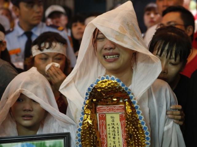 Con gái ruột Khánh Nam khóc ngất trong tang lễ của cha