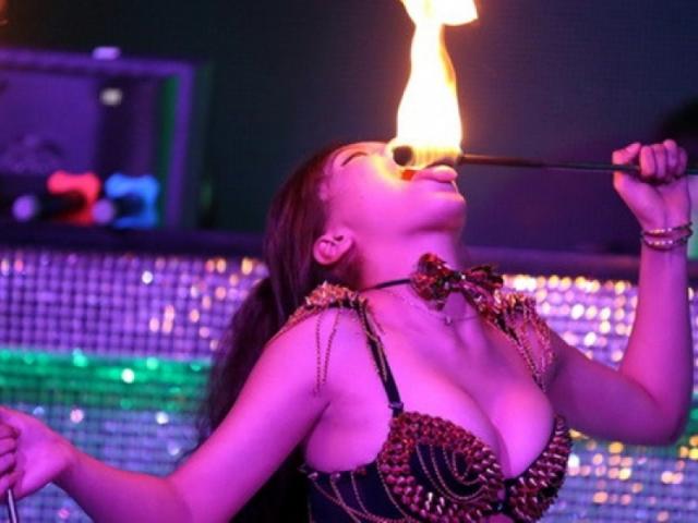 Bạn trẻ - Cuộc sống - Hot girl "múa lửa" với công việc tiềm ẩn nhiều rủi ro