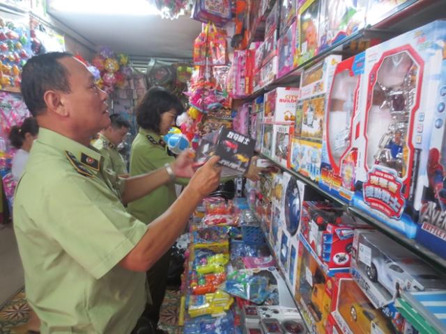 Thị trường - Tiêu dùng - "Mê hồn trận"…đồ chơi bạo lực dịp Tết Trung thu