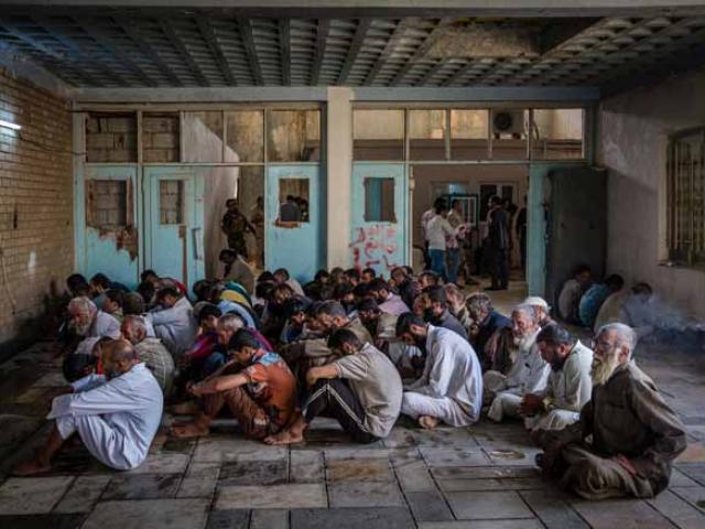 Thế giới - Hàng trăm khủng bố IS quỳ gối xin hàng, tự nhận là đầu bếp