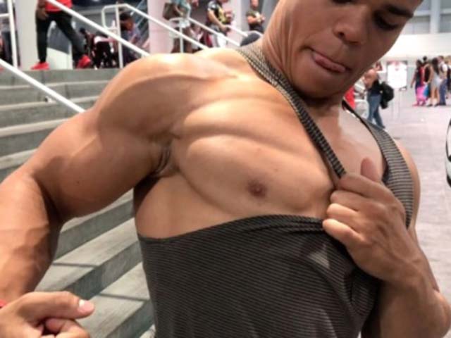 Thể thao - Lực sĩ khoe cơ bắp "bọ chét": Ronaldo cũng phải thua