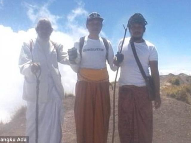 Phi thường - kỳ quặc - 10 vạn dân chạy xa khỏi núi lửa, linh mục trèo lên “xin đừng phun”