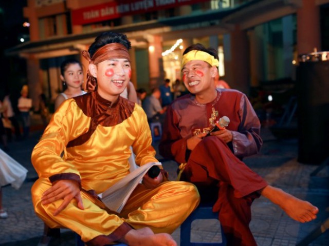 Giải trí - Trung Ruồi - Minh Tít làm chú Cuội mua vui cho trẻ nhỏ