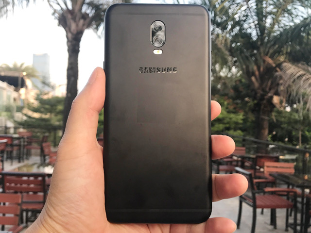 Dế sắp ra lò - Trên tay Samsung Galaxy J7+, có camera kép cực "ngon"