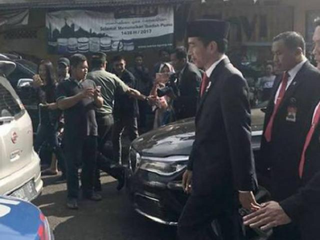 Tổng thống Indonesia đi bộ hơn 2 km vì kẹt xe