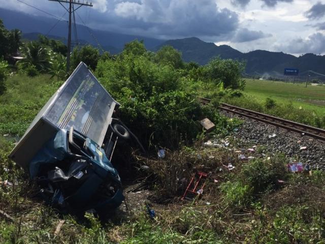 Tin tức trong ngày - Tàu SE8 tông văng xe tải, 3 người thương vong