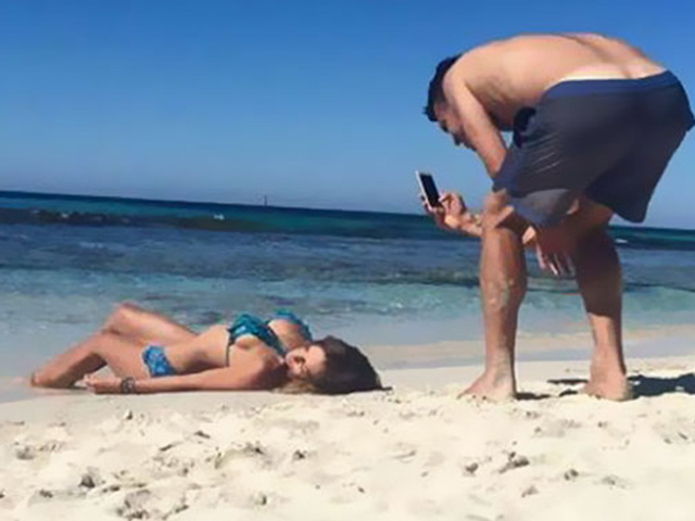 Tranh vui - Chị em, không "tự sướng" được phải nhờ anh em thôi