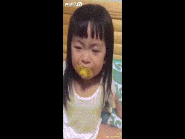 Bạn trẻ - Cuộc sống - 3 "Thánh ăn vạ" nhí khiến dân mạng điên đảo