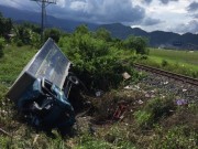 Tin tức trong ngày - Tàu SE8 tông văng xe tải, 3 người thương vong