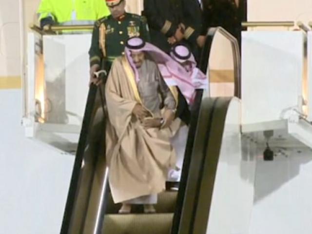 Vừa tới Nga, Vua Ả Rập Saudi đã gặp sự cố vì chiếc thang vàng