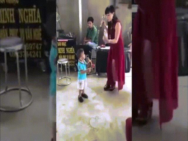 Bạn trẻ - Cuộc sống - Cậu bé 3 tuổi hát Bolero cực ngọt "gây bão" mạng