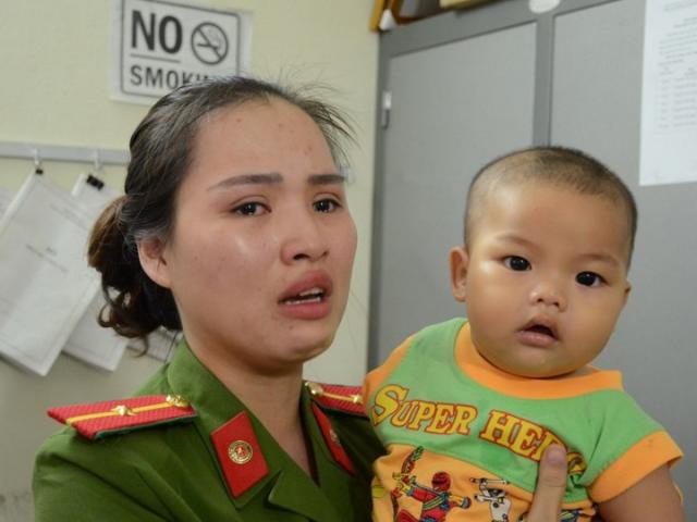 Tin tức trong ngày - Nữ cảnh sát bật khóc nói về bé trai bị bỏ rơi