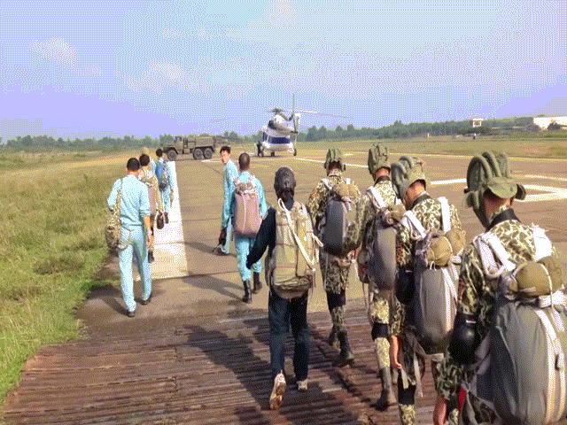 Tin tức trong ngày - Clip: Giảng đường trên không của những “lính” dù trẻ