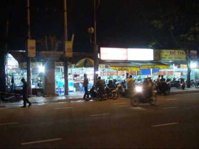 Pháp luật - Đầu bếp bị đâm gục trước quán nhậu ở Sài Gòn