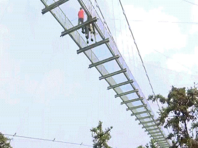 Thế giới - Rợn người xem cầu kính đầu tiên nối 2 đảo ở Trung Quốc