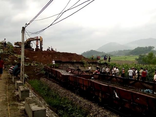 Tin tức trong ngày - Sạt lở núi kinh hoàng trong đêm, nhiều toa tàu bị vùi lấp