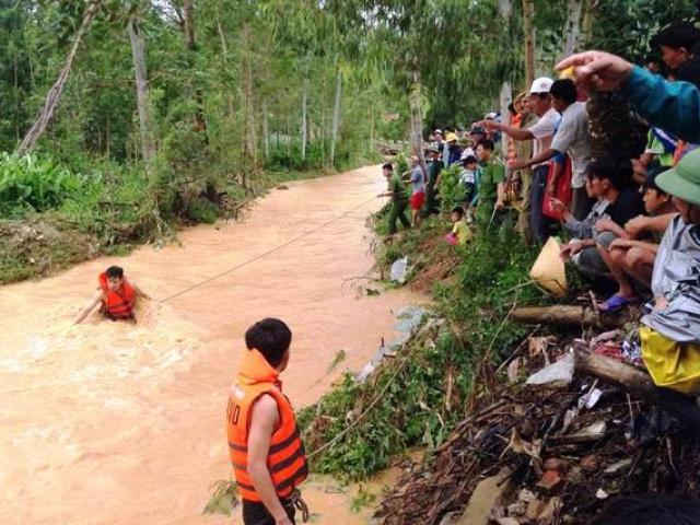 Tin tức trong ngày - Chở cháu đến trường, 2 dì cháu bị nước lũ cuốn trôi