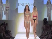 Bí quyết mặc đẹp - Thót tim vì người mẫu mặc bikini ngắn khó tin khi diễn