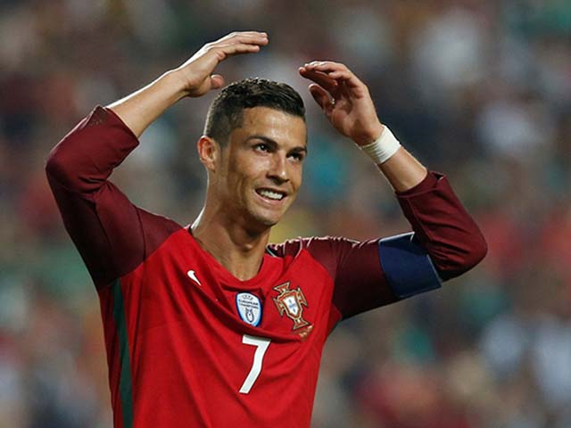 Bóng đá - Ronaldo bắt hụt Lewandowski, Bồ Đào Nha mừng vé World Cup