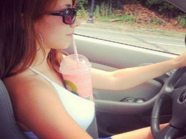 Tranh vui - Cơn "ác mộng" khi chị em ngồi sau tay lái