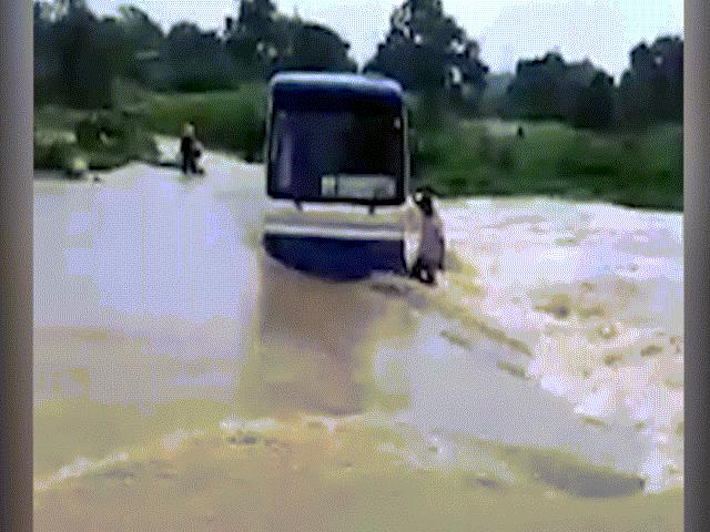 Tin tức trong ngày - Hãi hùng xe buýt chở 47 học sinh chết máy giữa dòng nước lũ