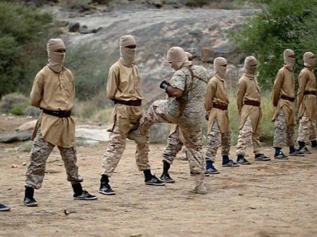 Thế giới - Khủng bố IS xếp hàng dài để cấp trên đá mạnh vào "chỗ hiểm"