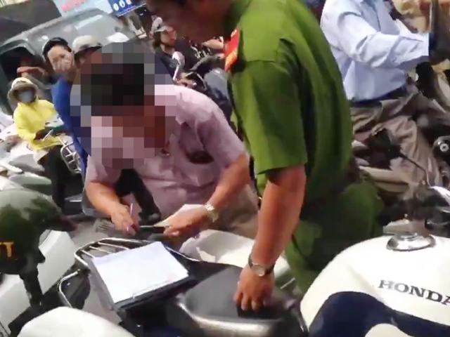 Tin tức trong ngày - Công an nói gì về clip xử phạt xe cứu thương đang chờ bệnh nhân?