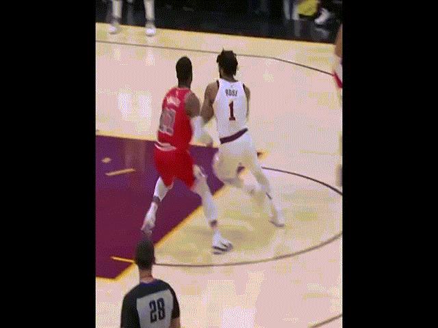 Thể thao - Bóng rổ tuyệt đỉnh: Siêu sao 484 tỷ đồng, ra đòn "mắt lác" gây choáng