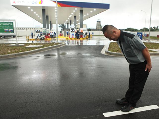 Tin tức trong ngày - Trải nghiệm cảm giác là "thượng đế" khi đổ xăng tại trạm xăng Nhật