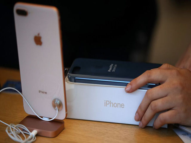 Dế sắp ra lò - Liên tục dính lỗi - cái kết nào cho "con ghẻ" iPhone 8/ 8 Plus?