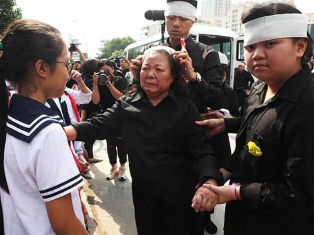 Giáo dục - du học - Clip hàng nghìn người bật khóc hát từ biệt PGS Văn Như Cương lần cuối