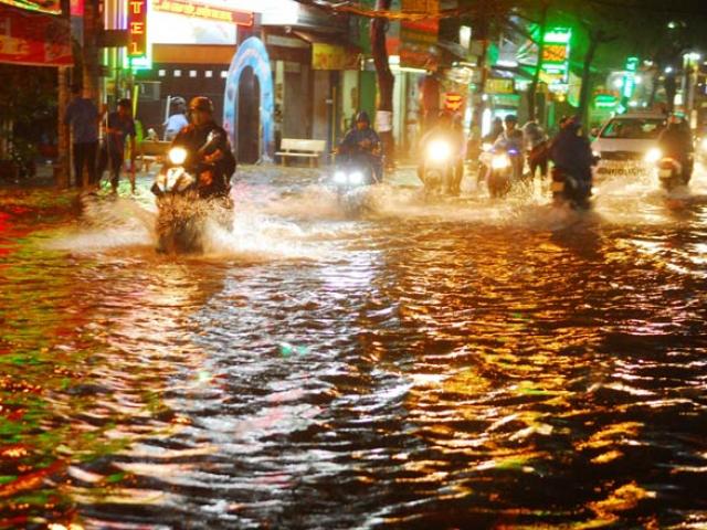 ”Quái vật” hút nước trong cơn mưa như trút, rốn ngập Sài Gòn ra sao?
