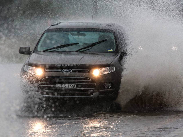 Tin tức ô tô - Cần lưu ý gì khi chạy ô tô trong mùa mưa?